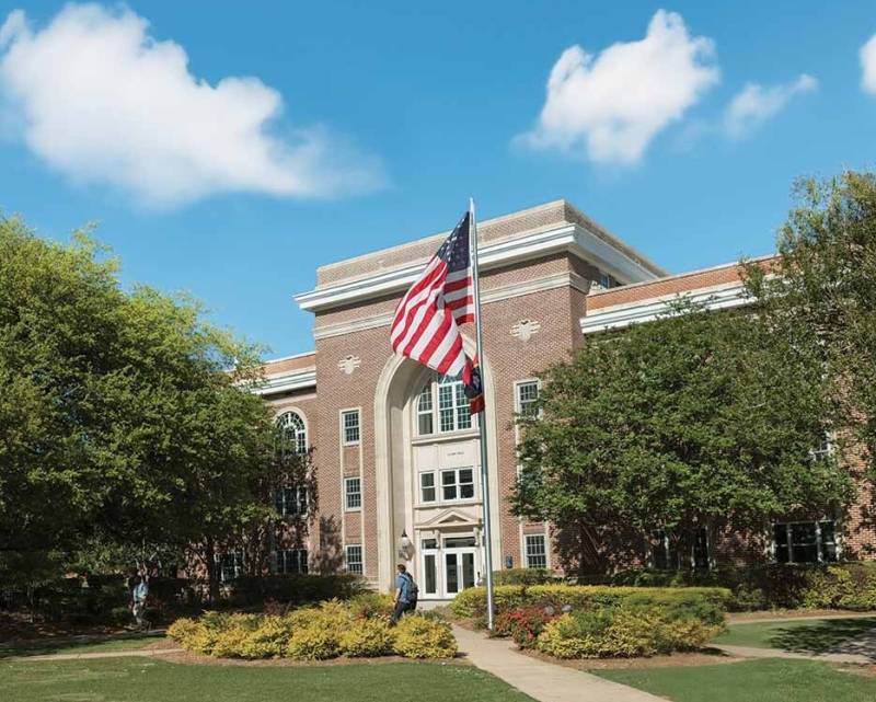 Cake, cards, breakfast, gridiron tilt part of Mississippi College’s weeklong celebration of veterans